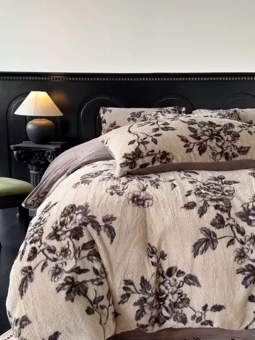 91家纺网 家纺一手货源 找家纺 梵克保罗 2025秋冬新款直播热款高克重兔毛绒牛奶绒印花四件套床笠款 繁花