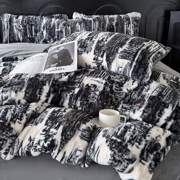 91家纺网 家纺一手货源 找家纺 梵克保罗 2025秋冬新款直播热款高克重兔毛绒牛奶绒印花四件套床笠款 黑白