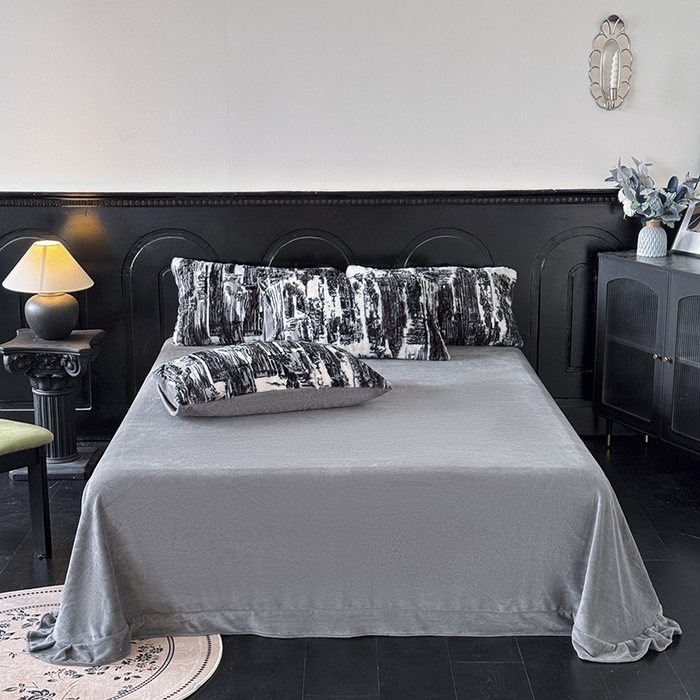 91家纺网 家纺一手货源 找家纺 梵克保罗 2025秋冬新款直播热款高克重兔毛绒牛奶绒印花四件套床笠款 黑白