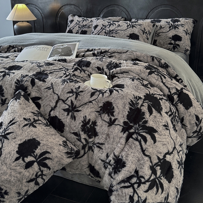 91家纺网 家纺一手货源 找家纺 梵克保罗 2025秋冬新款直播热款高克重兔毛绒牛奶绒印花四件套床笠款 花间灰