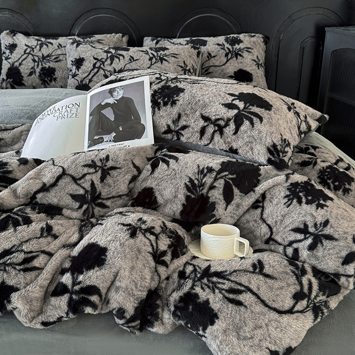 91家纺网 家纺一手货源 找家纺 梵克保罗 2025秋冬新款直播热款高克重兔毛绒牛奶绒印花四件套床笠款 花间灰