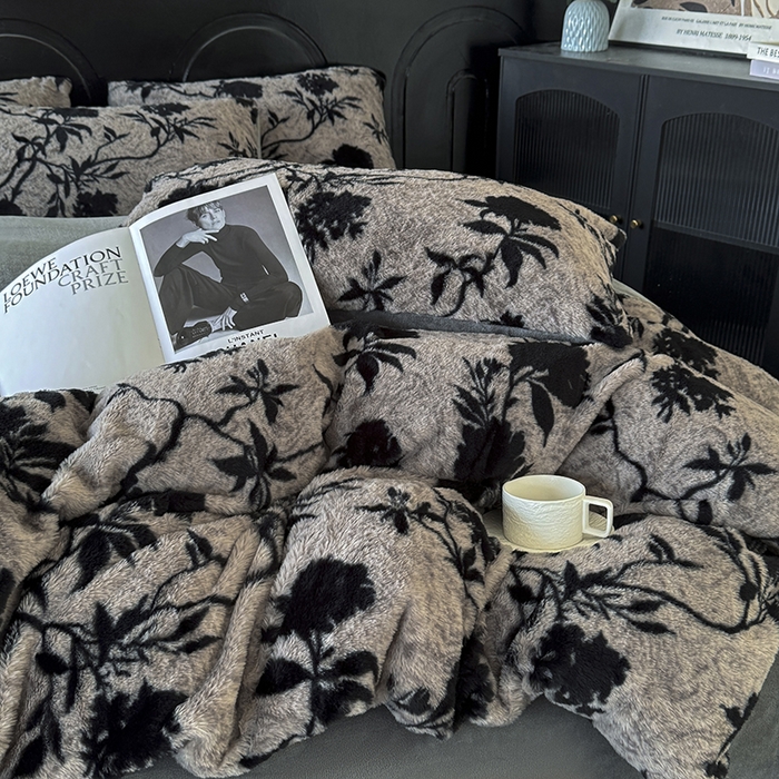 91家纺网 家纺一手货源 找家纺 梵克保罗 2025秋冬新款直播热款高克重兔毛绒牛奶绒印花四件套床笠款 花间灰