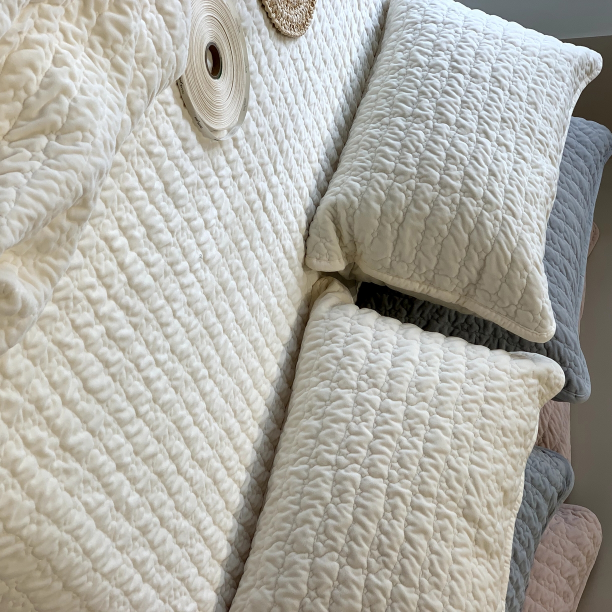 91家纺网 家纺一手货源 找家纺 汇庭 2025秋冬新款海洋星床盖三件套系列 白色