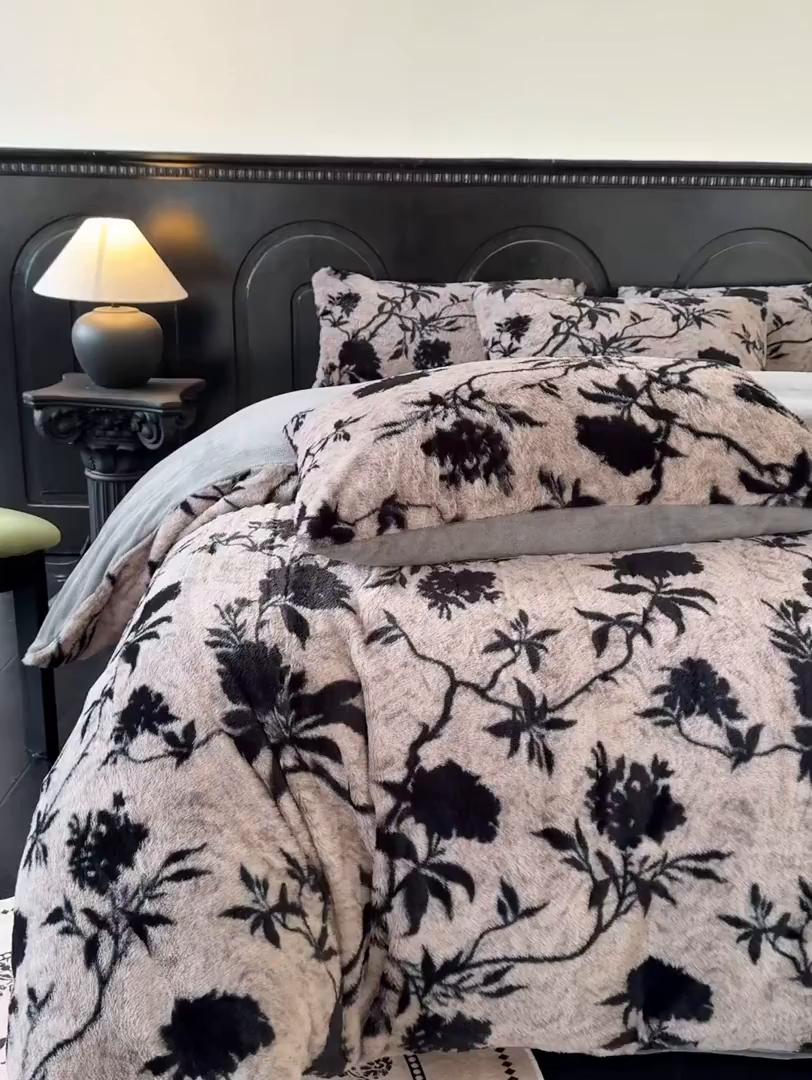 91家纺网 家纺一手货源 找家纺 梵克保罗 2025秋冬新款直播热款高克重兔毛绒牛奶绒印花四件套床笠款 花间灰