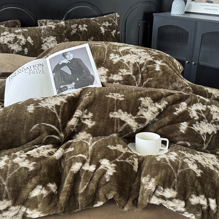 91家纺网 家纺一手货源 找家纺 梵克保罗 2025秋冬新款直播热款高克重兔毛绒牛奶绒印花四件套床笠款 花影