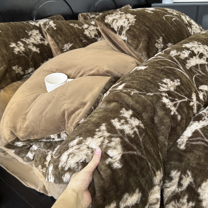 91家纺网 家纺一手货源 找家纺 梵克保罗 2025秋冬新款直播热款高克重兔毛绒牛奶绒印花四件套床笠款 花影