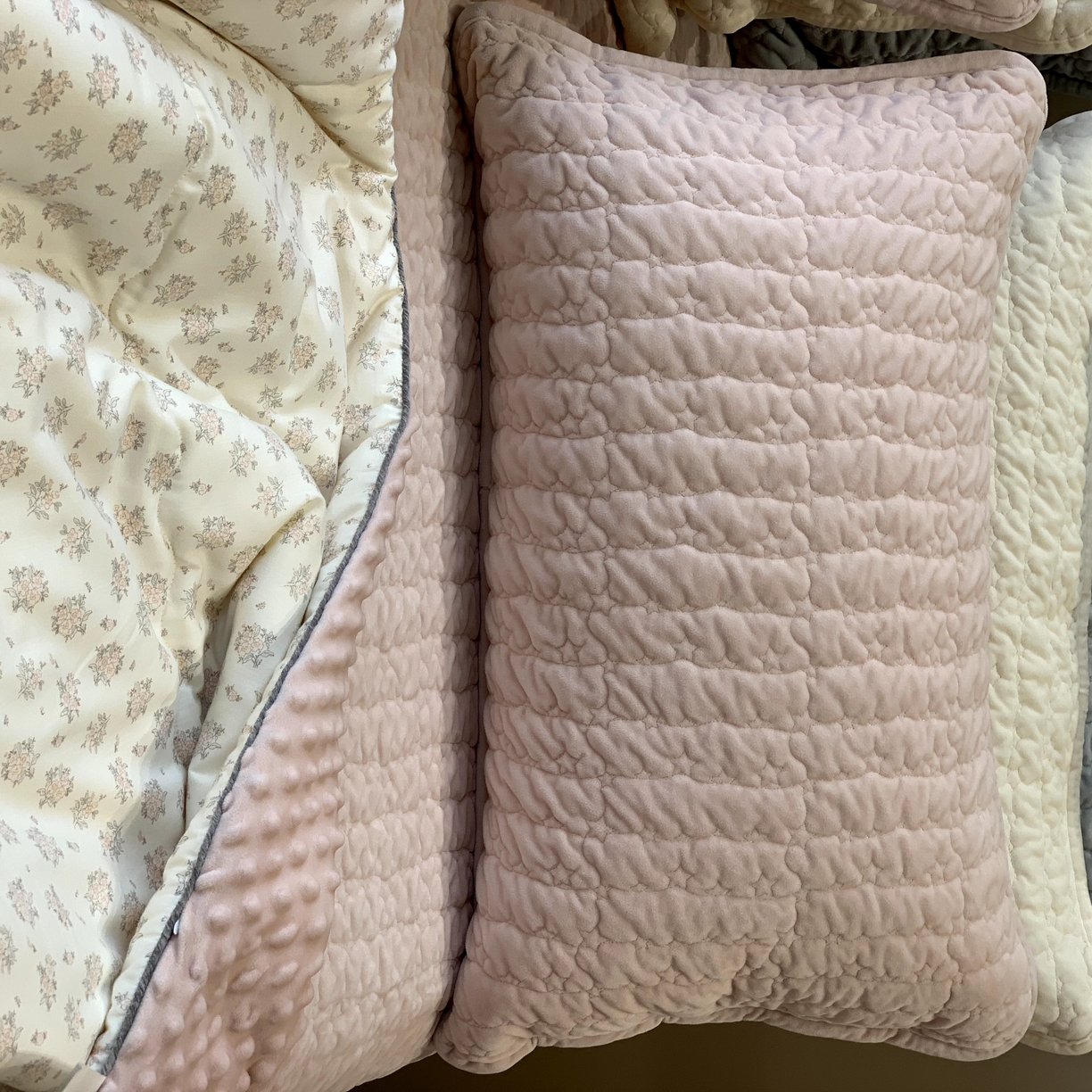 91家纺网 家纺一手货源 找家纺 汇庭 2025秋冬新款海洋星床盖三件套系列 粉色