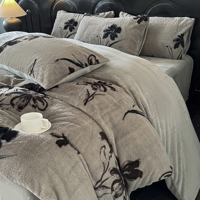 91家纺网 家纺一手货源 找家纺 梵克保罗 2025秋冬新款直播热款高克重兔毛绒牛奶绒印花四件套床笠款 卉兰