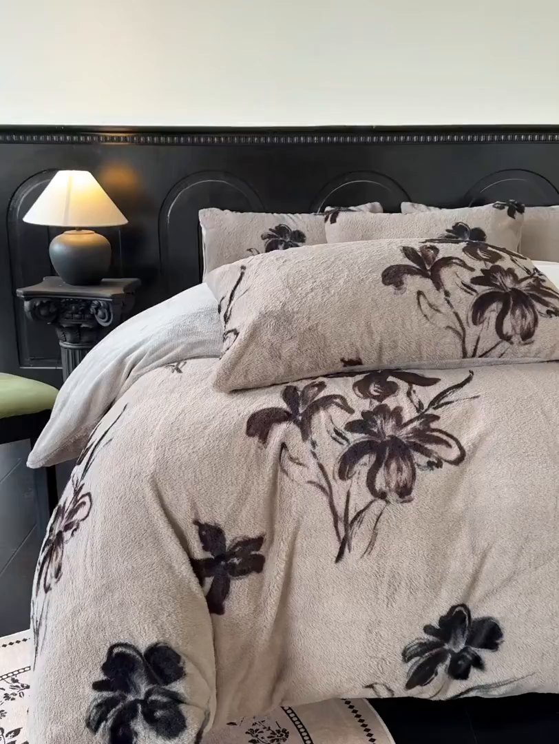 91家纺网 家纺一手货源 找家纺 梵克保罗 2025秋冬新款直播热款高克重兔毛绒牛奶绒印花四件套床笠款 卉兰