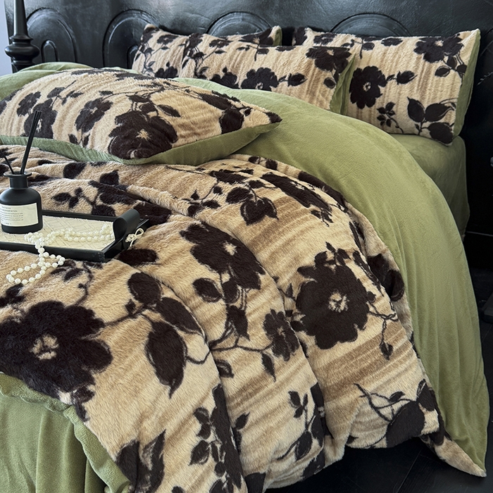 91家纺网 家纺一手货源 找家纺 梵克保罗 2025秋冬新款直播热款高克重兔毛绒牛奶绒印花四件套床笠款 绿野