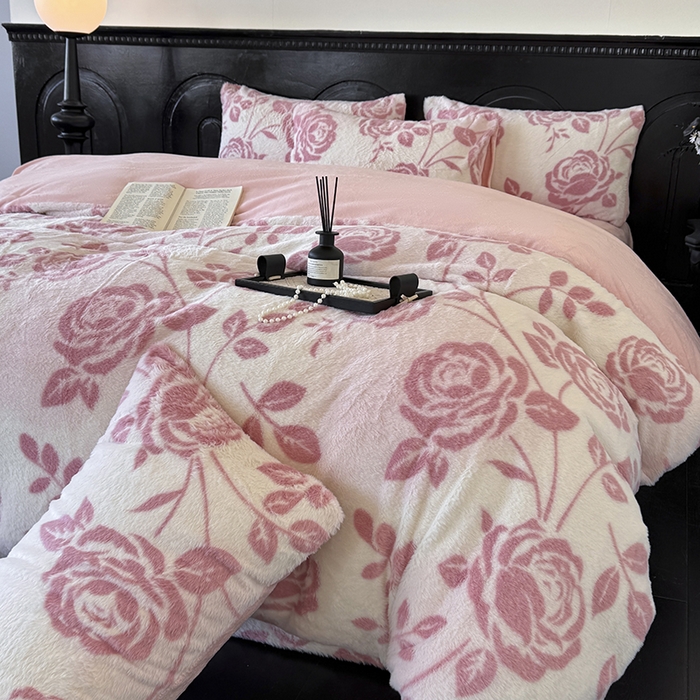 91家纺网 家纺一手货源 找家纺 梵克保罗 2025秋冬新款直播热款高克重兔毛绒牛奶绒印花四件套床笠款 玫语