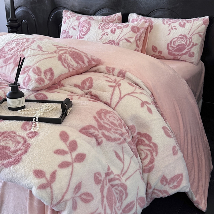 91家纺网 家纺一手货源 找家纺 梵克保罗 2025秋冬新款直播热款高克重兔毛绒牛奶绒印花四件套床笠款 玫语