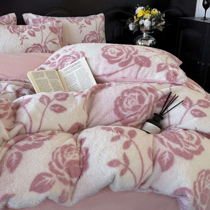 91家纺网 家纺一手货源 找家纺 梵克保罗 2025秋冬新款直播热款高克重兔毛绒牛奶绒印花四件套床笠款 玫语