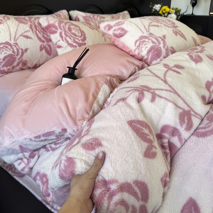 91家纺网 家纺一手货源 找家纺 梵克保罗 2025秋冬新款直播热款高克重兔毛绒牛奶绒印花四件套床笠款 玫语