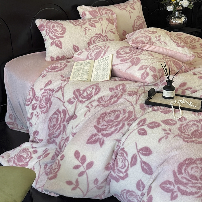 91家纺网 家纺一手货源 找家纺 梵克保罗 2025秋冬新款直播热款高克重兔毛绒牛奶绒印花四件套床笠款 玫语