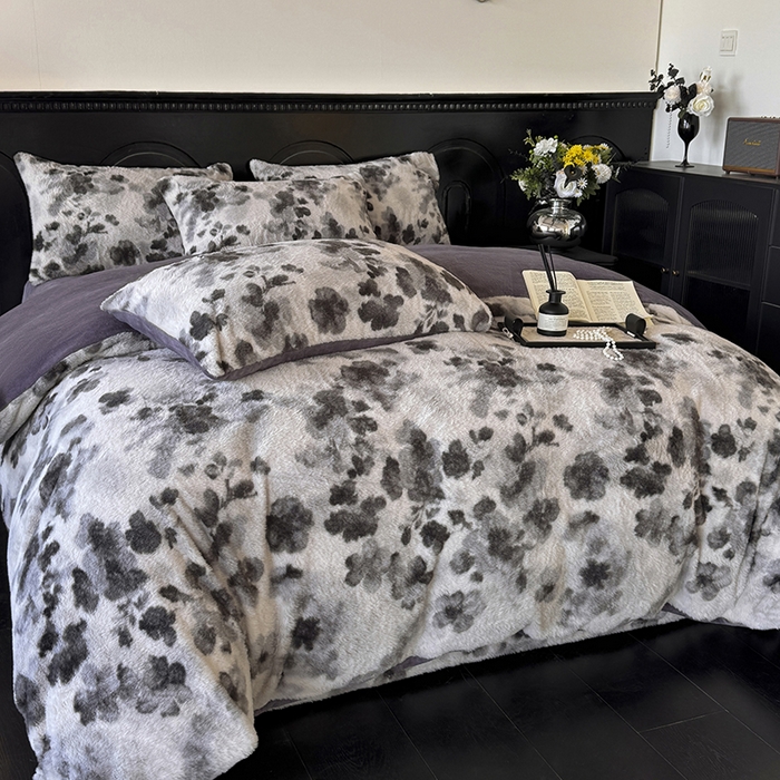 91家纺网 家纺一手货源 找家纺 梵克保罗 2025秋冬新款直播热款高克重兔毛绒牛奶绒印花四件套床笠款 墨染