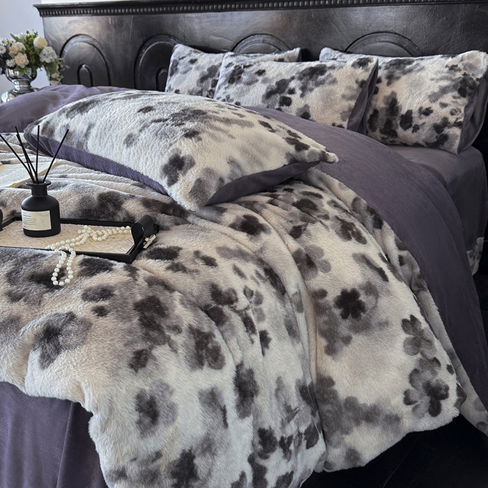 91家纺网 家纺一手货源 找家纺 梵克保罗 2025秋冬新款直播热款高克重兔毛绒牛奶绒印花四件套床笠款 墨染