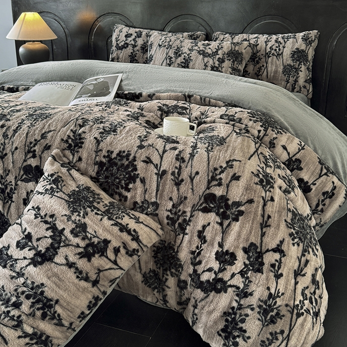 91家纺网 家纺一手货源 找家纺 梵克保罗 2025秋冬新款直播热款高克重兔毛绒牛奶绒印花四件套床笠款 墨枝