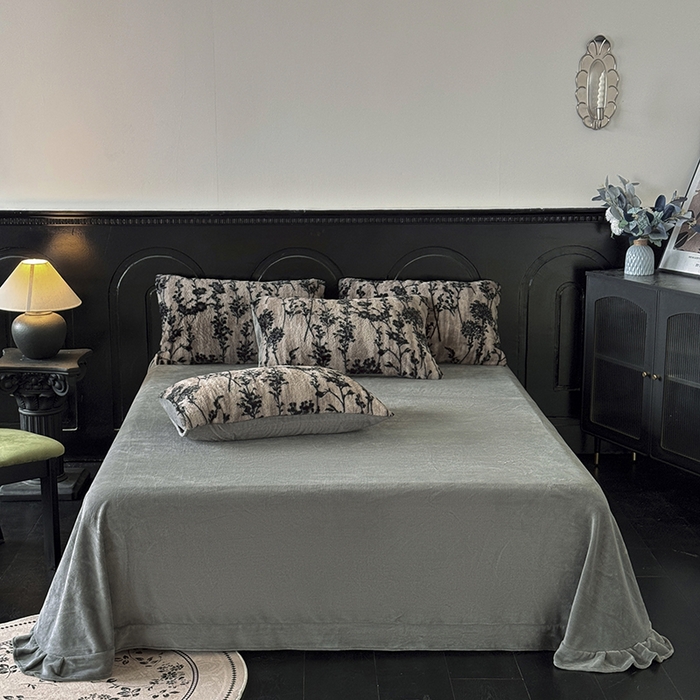 91家纺网 家纺一手货源 找家纺 梵克保罗 2025秋冬新款直播热款高克重兔毛绒牛奶绒印花四件套床笠款 墨枝