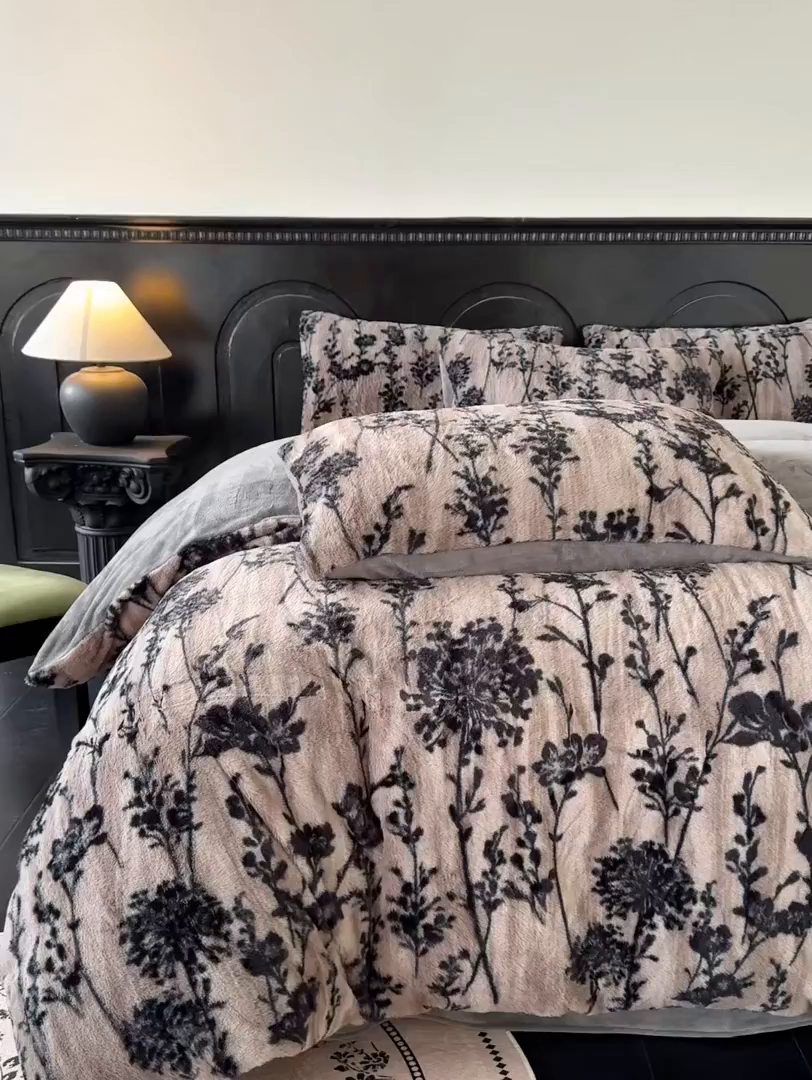 91家纺网 家纺一手货源 找家纺 梵克保罗 2025秋冬新款直播热款高克重兔毛绒牛奶绒印花四件套床笠款 墨枝