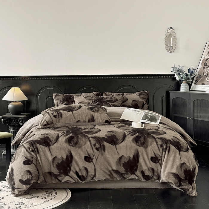 91家纺网 家纺一手货源 找家纺 梵克保罗 2025秋冬新款直播热款高克重兔毛绒牛奶绒印花四件套床笠款 云杉