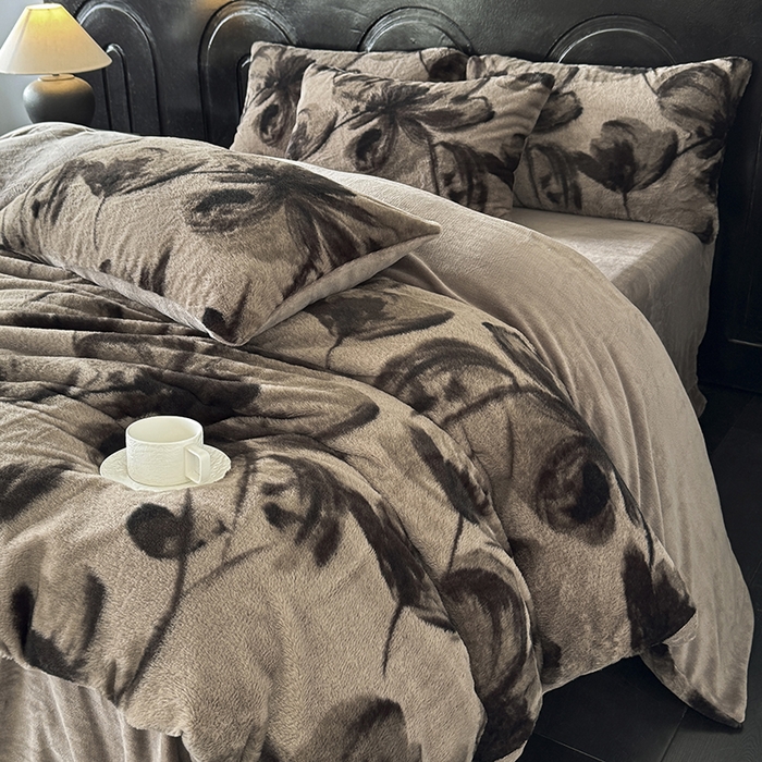 91家纺网 家纺一手货源 找家纺 梵克保罗 2025秋冬新款直播热款高克重兔毛绒牛奶绒印花四件套床笠款 云杉