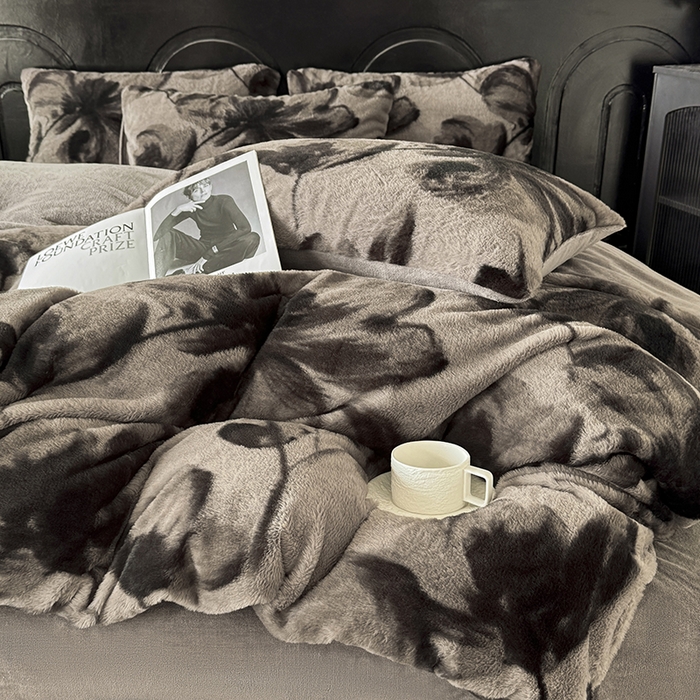 91家纺网 家纺一手货源 找家纺 梵克保罗 2025秋冬新款直播热款高克重兔毛绒牛奶绒印花四件套床笠款 云杉