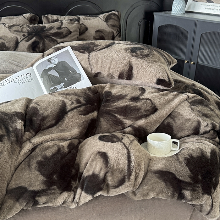 91家纺网 家纺一手货源 找家纺 梵克保罗 2025秋冬新款直播热款高克重兔毛绒牛奶绒印花四件套床笠款 云杉