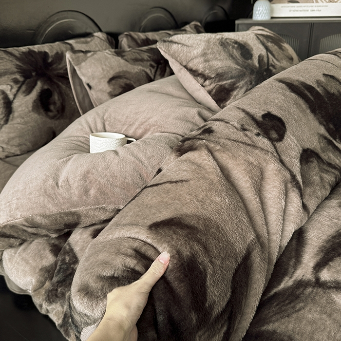 91家纺网 家纺一手货源 找家纺 梵克保罗 2025秋冬新款直播热款高克重兔毛绒牛奶绒印花四件套床笠款 云杉