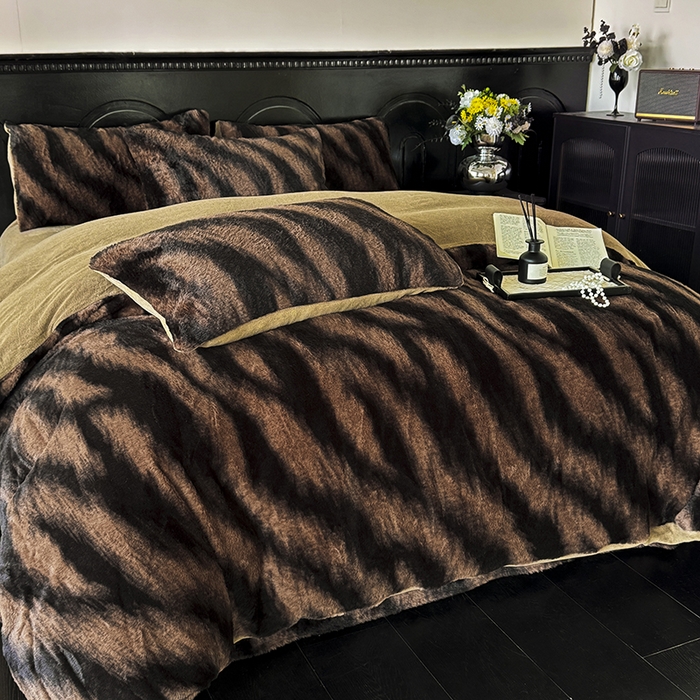 91家纺网 家纺一手货源 找家纺 梵克保罗 2025秋冬新款直播热款高克重兔毛绒牛奶绒印花四件套床笠款 棕野