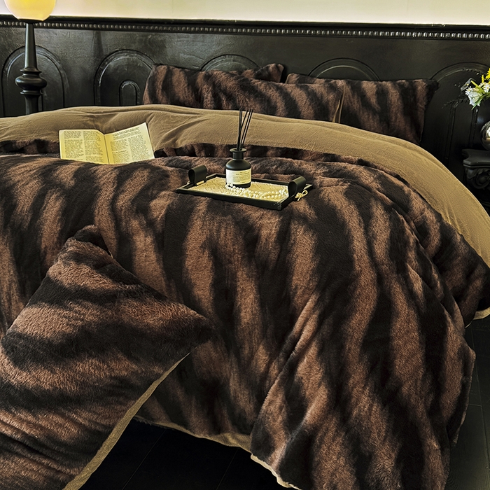 91家纺网 家纺一手货源 找家纺 梵克保罗 2025秋冬新款直播热款高克重兔毛绒牛奶绒印花四件套床笠款 棕野