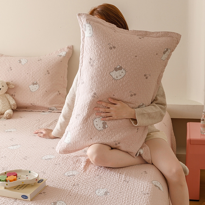 91家纺网 家纺一手货源 找家纺 麻依 2025新款安心棉床盖三件全棉四层纱布床单 粉色KT猫