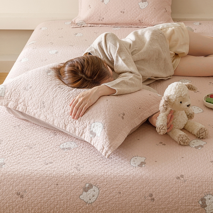 91家纺网 家纺一手货源 找家纺 麻依 2025新款安心棉床盖三件全棉四层纱布床单 粉色KT猫