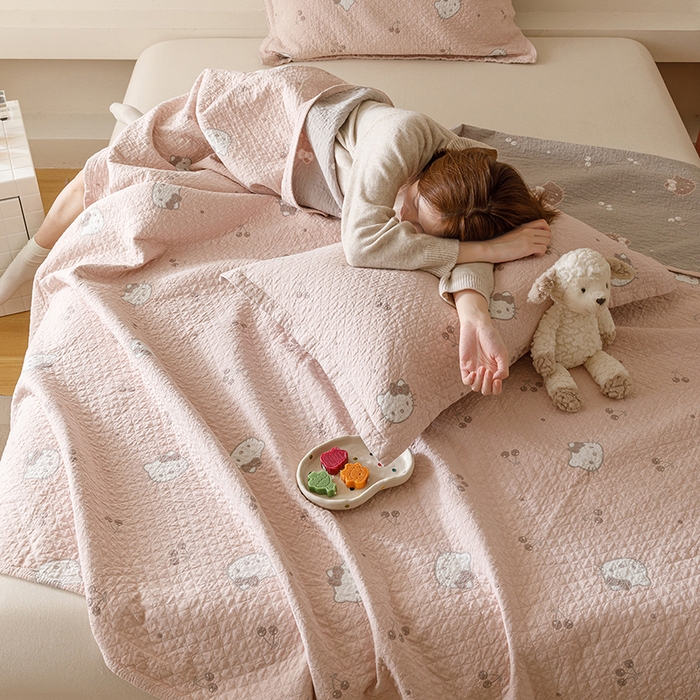 91家纺网 家纺一手货源 找家纺 麻依 2025新款安心棉床盖三件全棉四层纱布床单 粉色KT猫