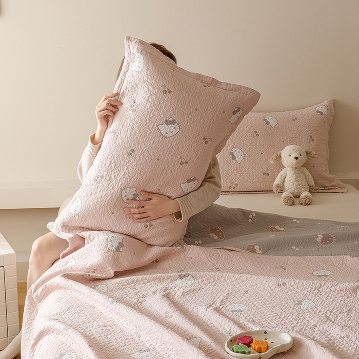 91家纺网 家纺一手货源 找家纺 麻依 2025新款安心棉床盖三件全棉四层纱布床单 粉色KT猫