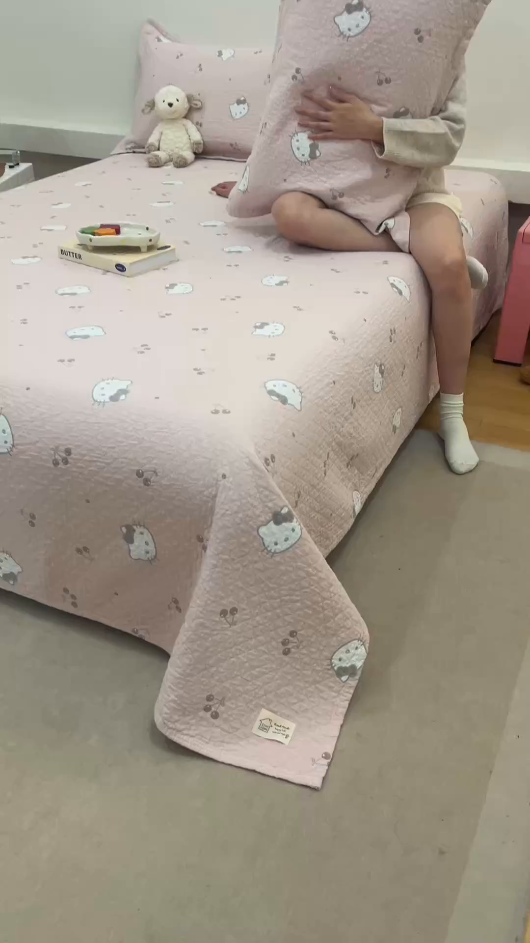 91家纺网 家纺一手货源 找家纺 麻依 2025新款安心棉床盖三件全棉四层纱布床单 粉色KT猫