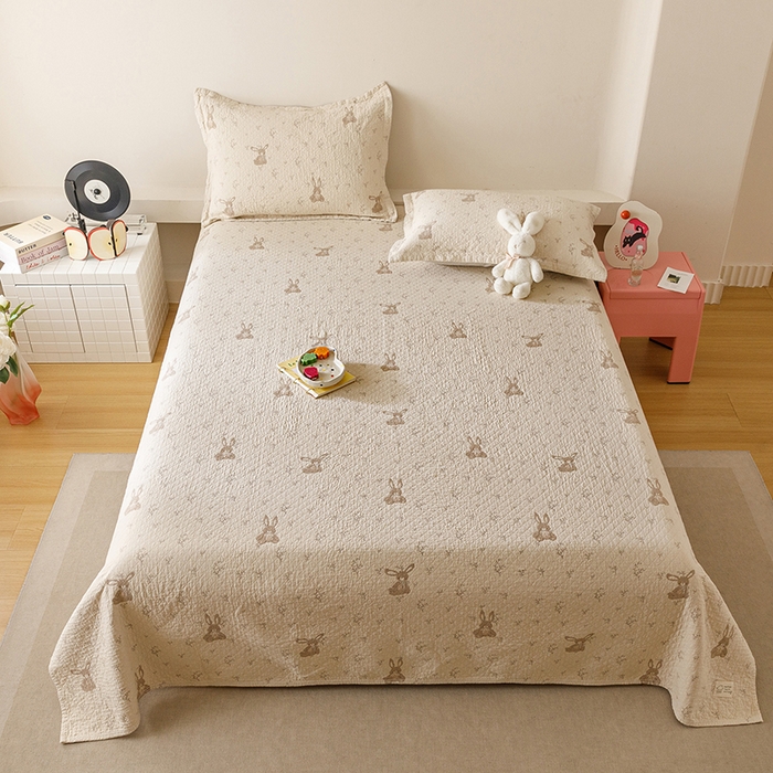 91家纺网 家纺一手货源 找家纺 麻依 2025新款安心棉床盖三件全棉四层纱布床单 花园小兔