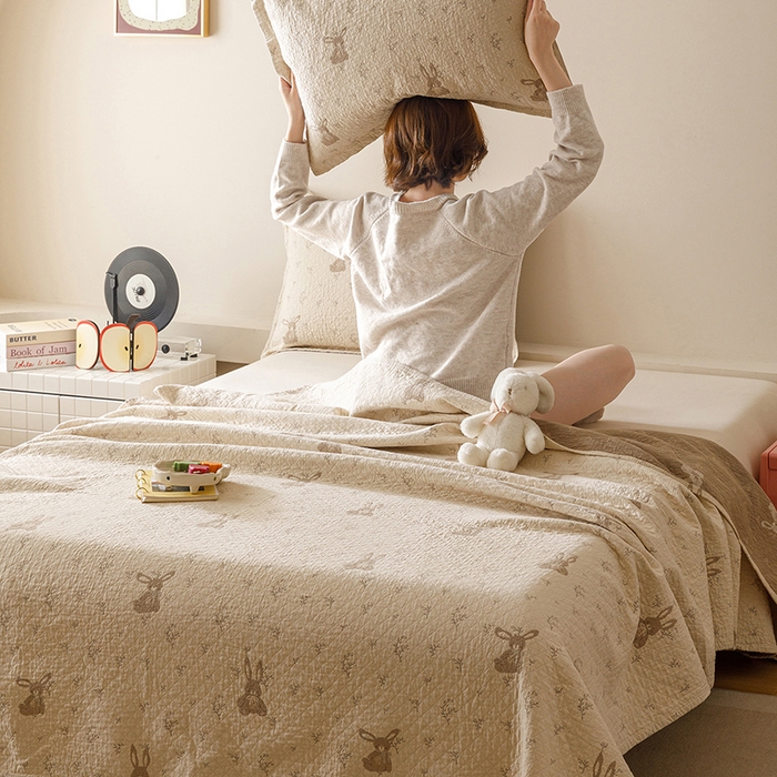 91家纺网 家纺一手货源 找家纺 麻依 2025新款安心棉床盖三件全棉四层纱布床单 花园小兔