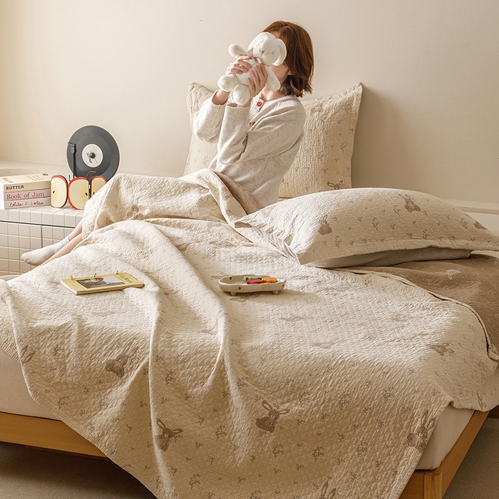 91家纺网 家纺一手货源 找家纺 麻依 2025新款安心棉床盖三件全棉四层纱布床单 花园小兔