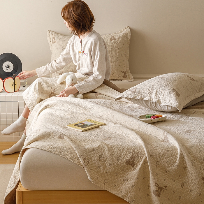 91家纺网 家纺一手货源 找家纺 麻依 2025新款安心棉床盖三件全棉四层纱布床单 花园小兔