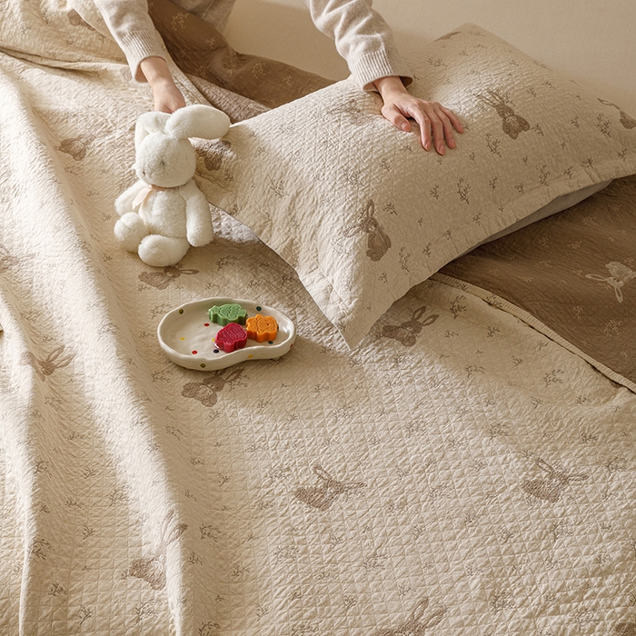 91家纺网 家纺一手货源 找家纺 麻依 2025新款安心棉床盖三件全棉四层纱布床单 花园小兔