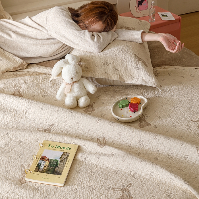 91家纺网 家纺一手货源 找家纺 麻依 2025新款安心棉床盖三件全棉四层纱布床单 花园小兔