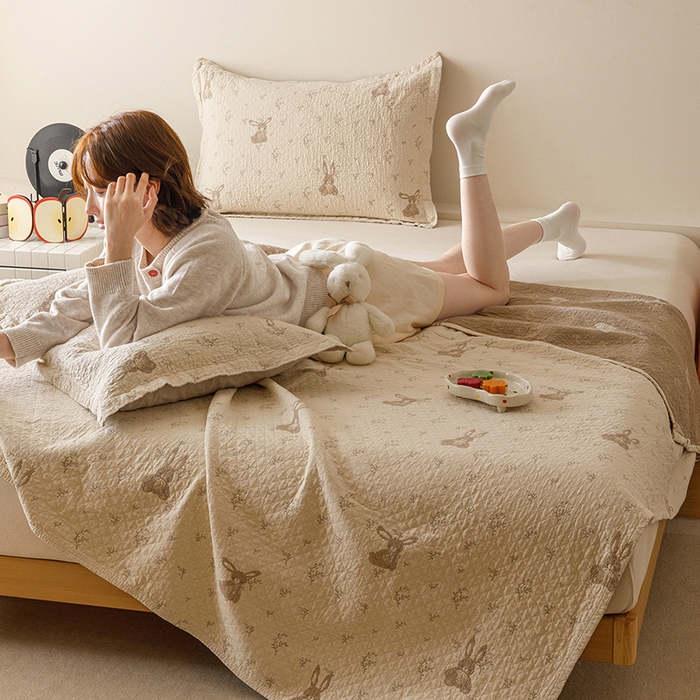 91家纺网 家纺一手货源 找家纺 麻依 2025新款安心棉床盖三件全棉四层纱布床单 花园小兔