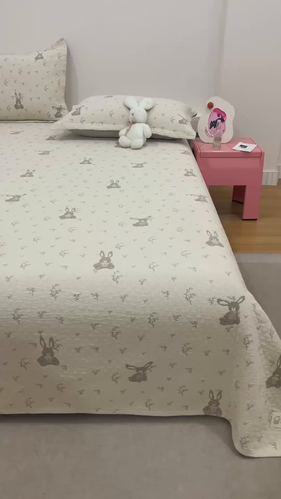 91家纺网 家纺一手货源 找家纺 麻依 2025新款安心棉床盖三件全棉四层纱布床单 花园小兔