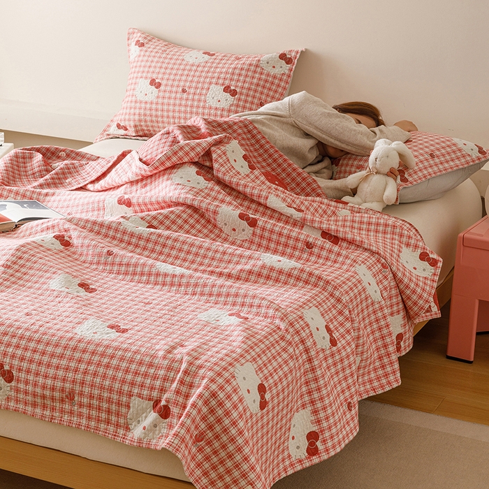 91家纺网 家纺一手货源 找家纺 麻依 2025新款安心棉床盖三件全棉四层纱布床单 凯蒂的快乐