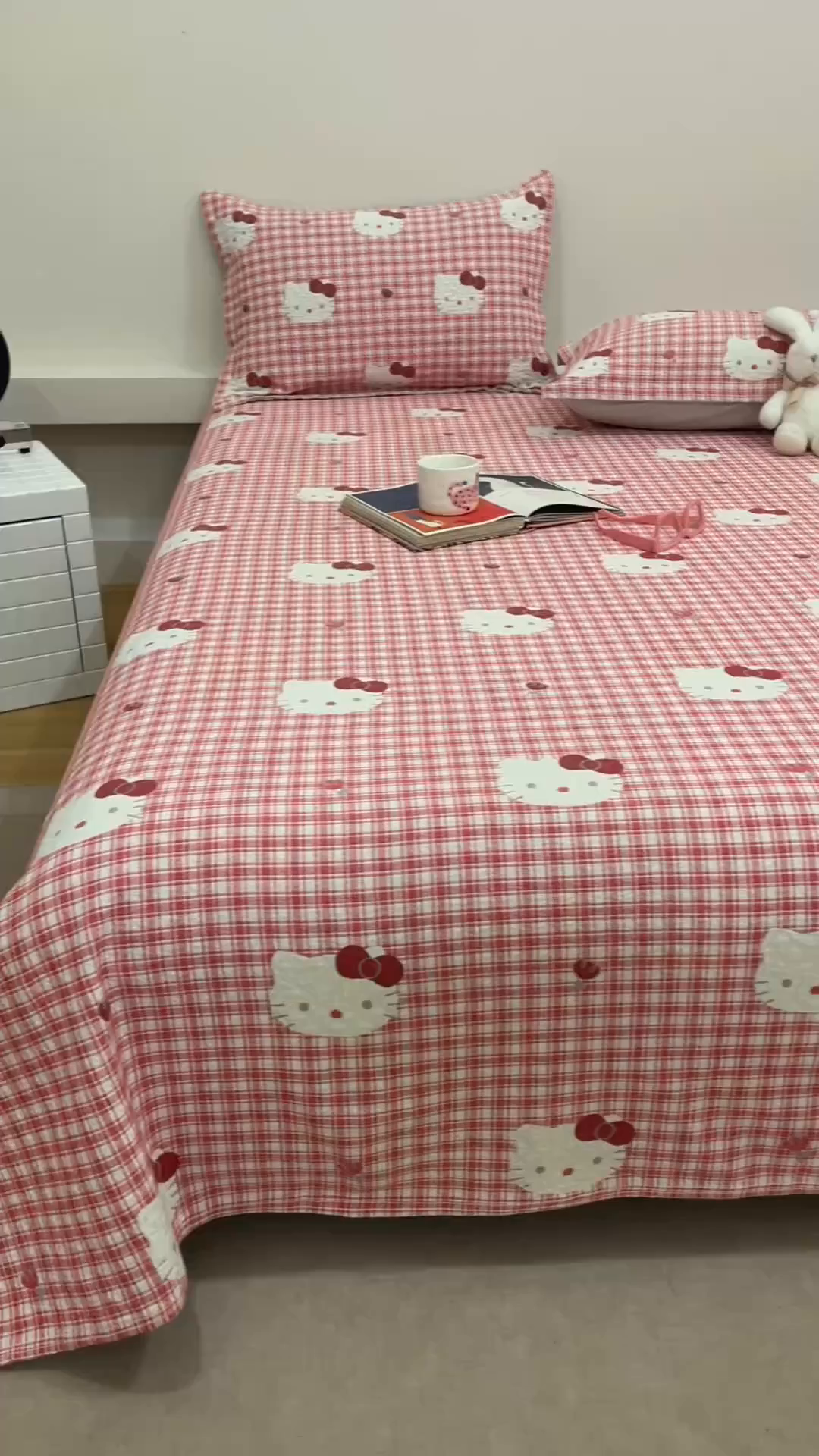 91家纺网 家纺一手货源 找家纺 麻依 2025新款安心棉床盖三件全棉四层纱布床单 凯蒂的快乐