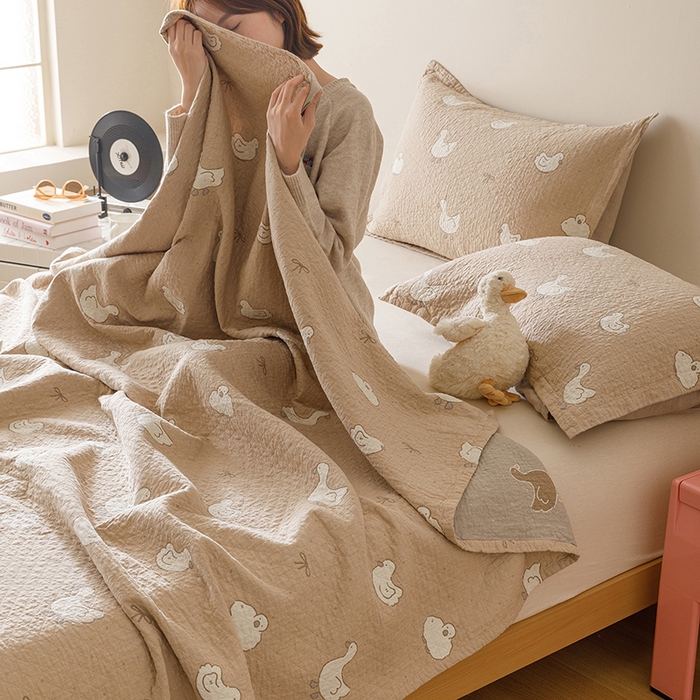 91家纺网 家纺一手货源 找家纺 麻依 2025新款安心棉床盖三件全棉四层纱布床单 可爱鸭鸭