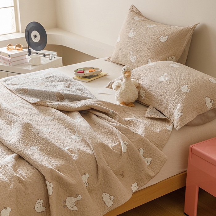 91家纺网 家纺一手货源 找家纺 麻依 2025新款安心棉床盖三件全棉四层纱布床单 可爱鸭鸭