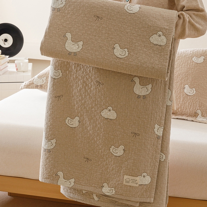 91家纺网 家纺一手货源 找家纺 麻依 2025新款安心棉床盖三件全棉四层纱布床单 可爱鸭鸭