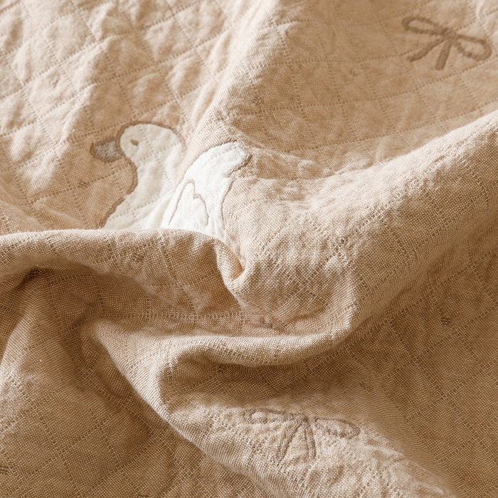 91家纺网 家纺一手货源 找家纺 麻依 2025新款安心棉床盖三件全棉四层纱布床单 可爱鸭鸭